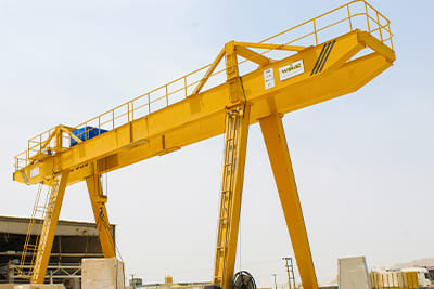 Козловой кран на рельсах для логистики и промышленных перевозок